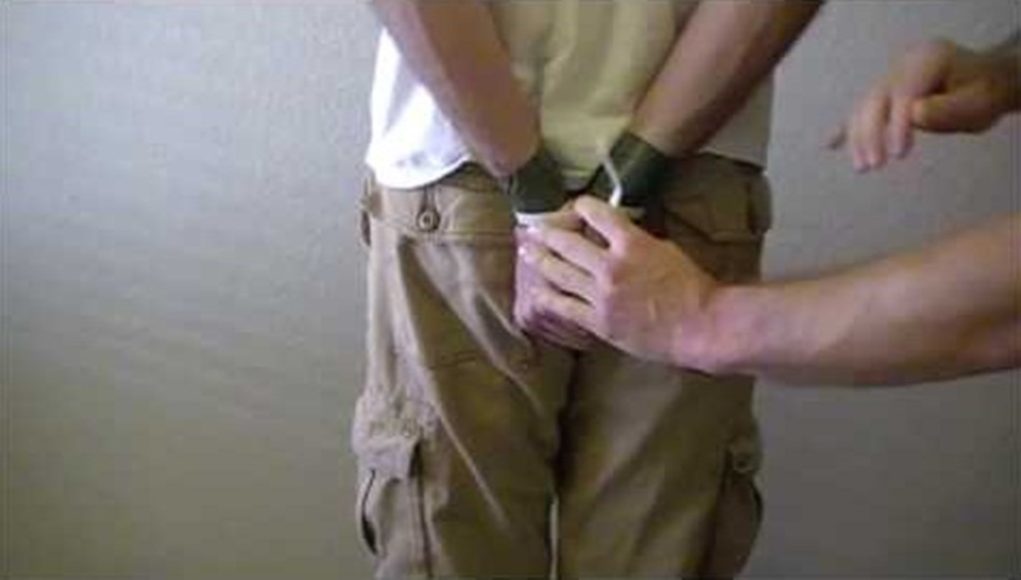 Eller-Arkadan-Baglanirsa-Nasil-Onunuze-ve-Arkaniza-Alacaginizi-Yontemler