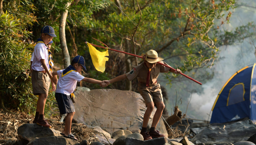Scouts,Are,Helping,To,Cross,The,River.