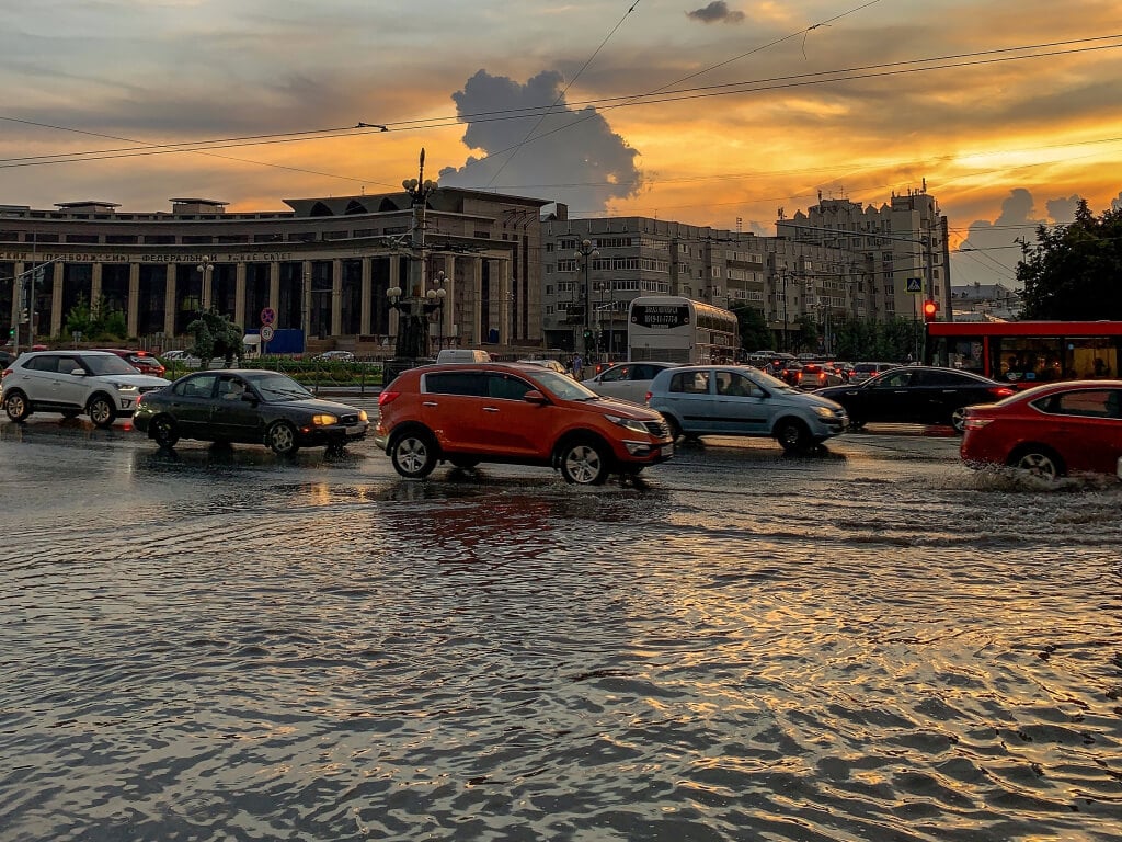 Araba Yağmurlu Havada Neden Kayar?