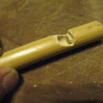 Kampta Çubuktan Bir Düdük Çalmak Kampta Çubuktan Bir Düdük Çalmak