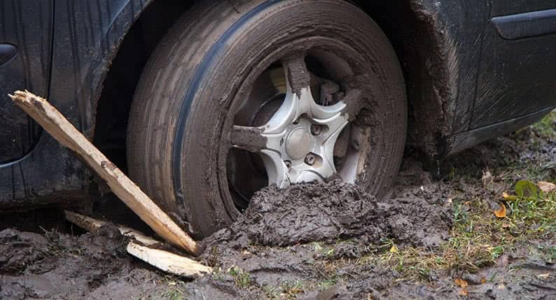 Sikismis Bir Araca Yardim Etmenin En Iyi Yolu