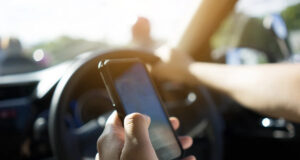 Direksiyon-Basinda-Telefon-Kullanimi