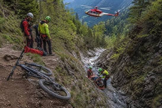 Toroslar'da Yaralanan Dağ Bisikletçisi Geceyi Ormanda Geçirdi